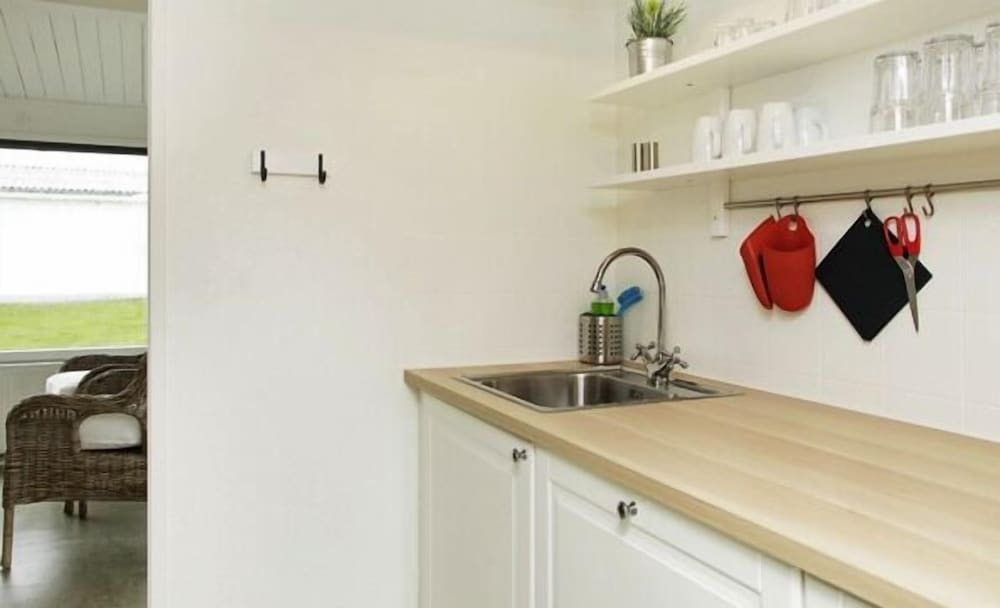 Charming 2-bedroom 12H Ocean Retreat, Summerhouse view 4