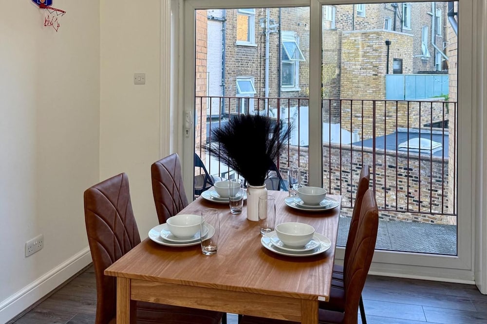 2bed Apartment-sleeps 4, Pets Ok & Balcony
