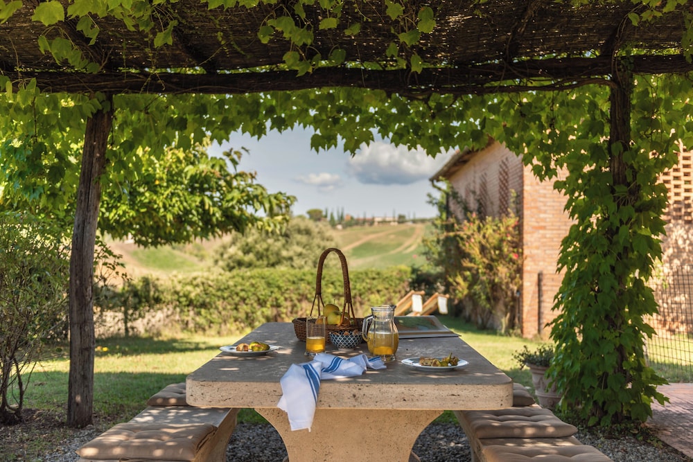 Country Villa In Tuscan Hills