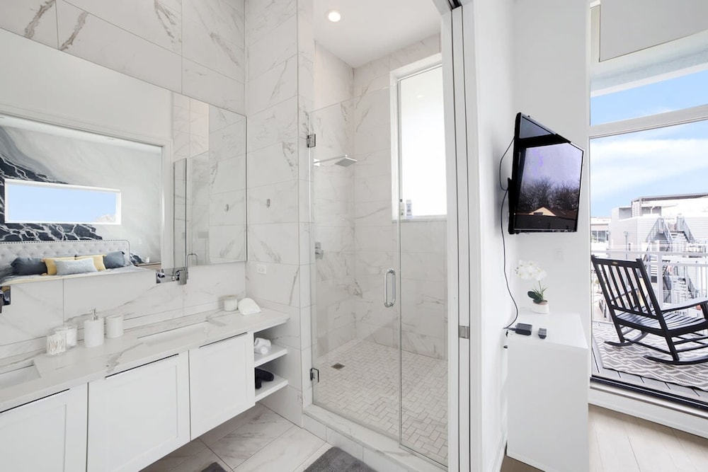 4-bedroom Penthouse w 2 Large Balconies Rooftop