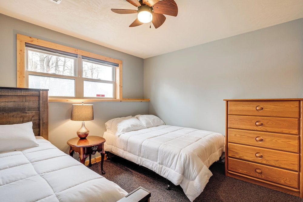 Boat Dock & Furnished Deck: Northwoods Lake House