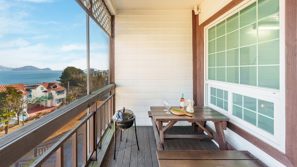 Geoje Kkachi and Santorini Pension