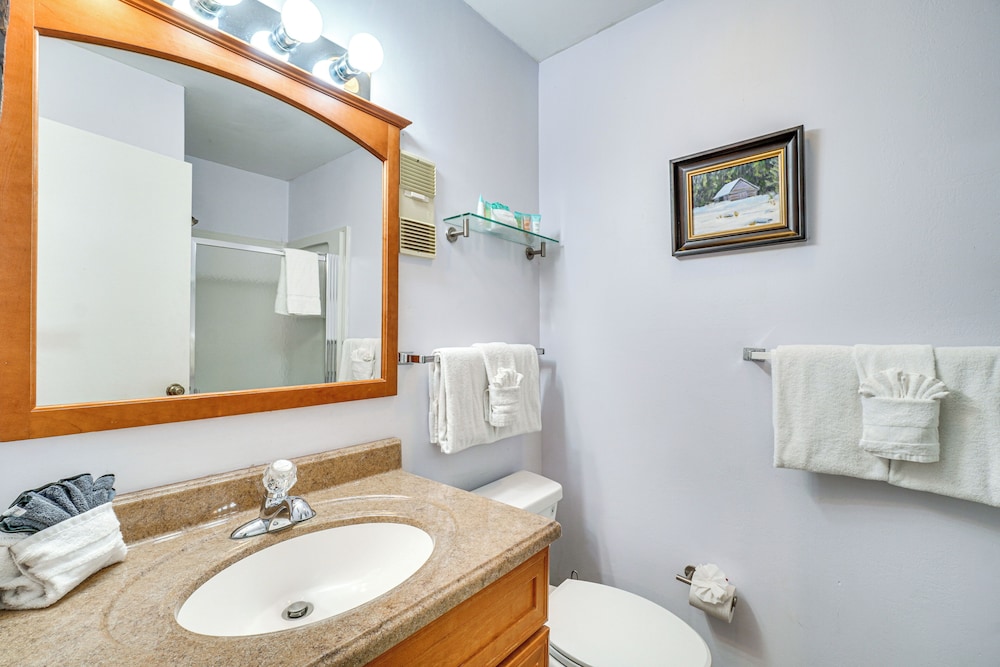 Indoor & Outdoor Pool Access! Condo 3 Mi to Gsmnp
