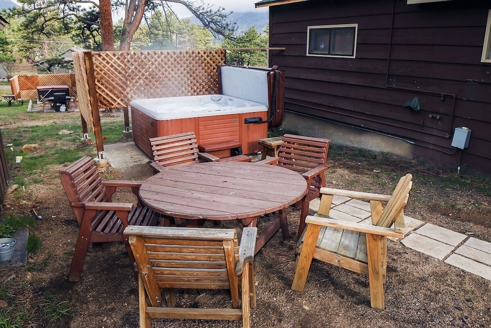 Triple R Cottages: 8 2 Bedroom Cabin view 4