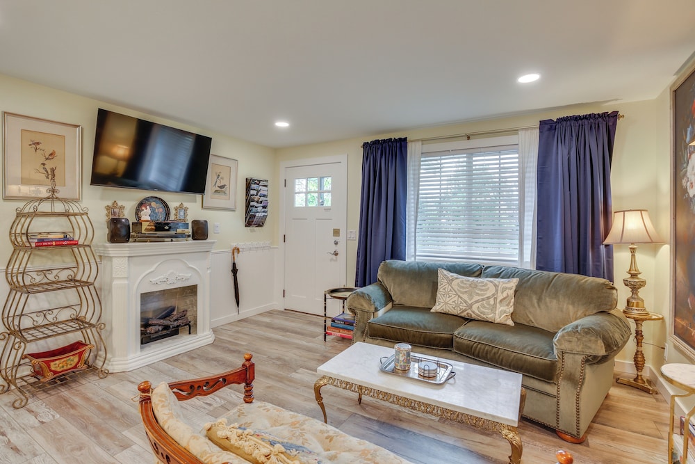 Hot Tub & Fenced Yard: Cozy Cottage Grove Home