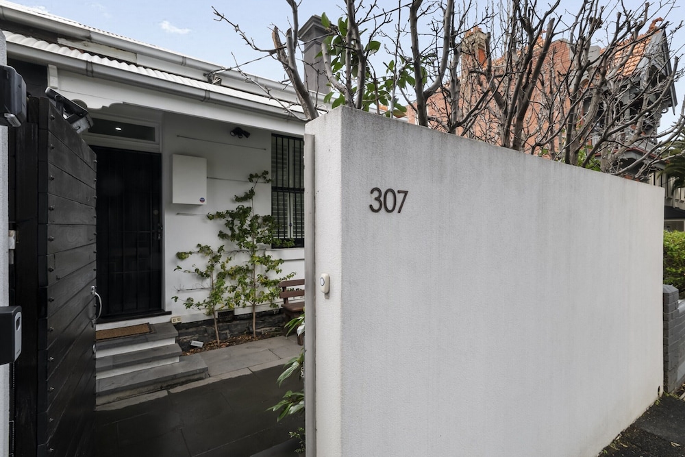 Stylish 2BR House, Walk to Parks & Cafes