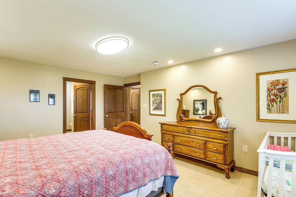 Lakefront Family Home w/ Boat Dock in Underwood