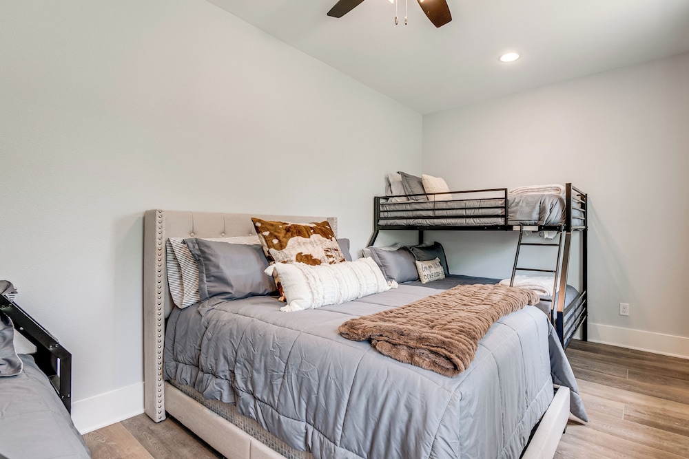 6 Mi to Lake Somerville: Barndominium on 20 Acres