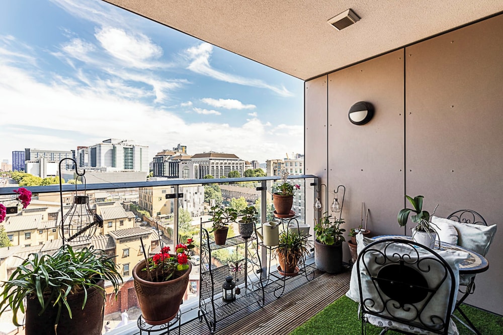 Stylish Canary Wharf Retreat For 2