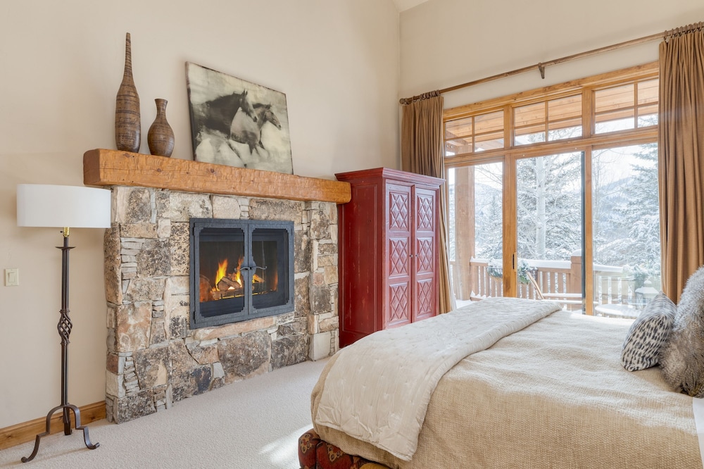 Telemark Luxury Retreat by Avantstay Stunning Views w Hot Tub Theatre Room and Pool Table