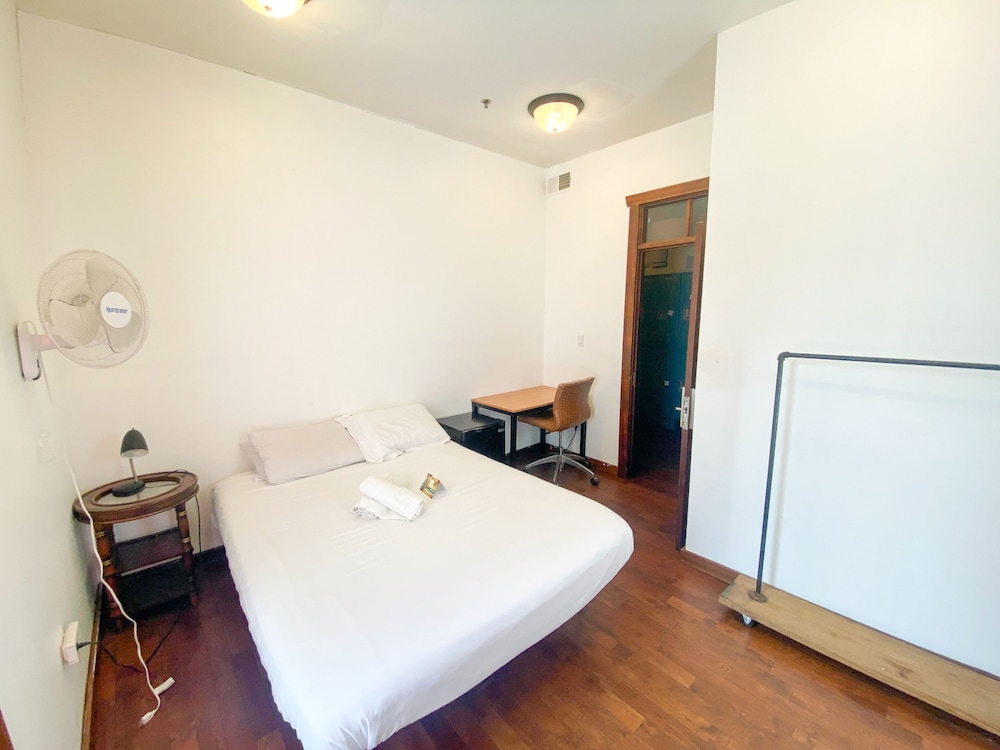International Travelers House Hostel \- Downtown San Diego Little Italy.