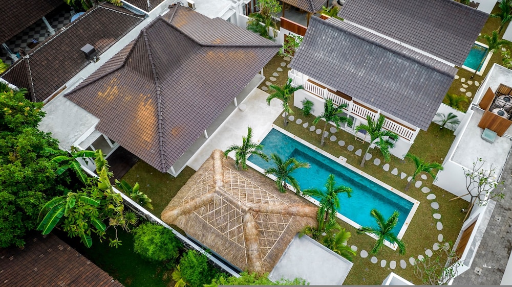 Villa Cyma by Alfred in Bali - New Peaceful 5 BR Villa in the Heart of Seminyak