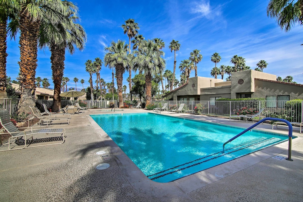 Community Pools & Golf Views: Palm Desert Condo!