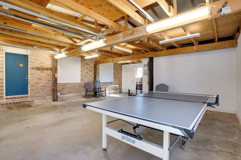 On-site River Access: Fishing Retreat in Granbury!