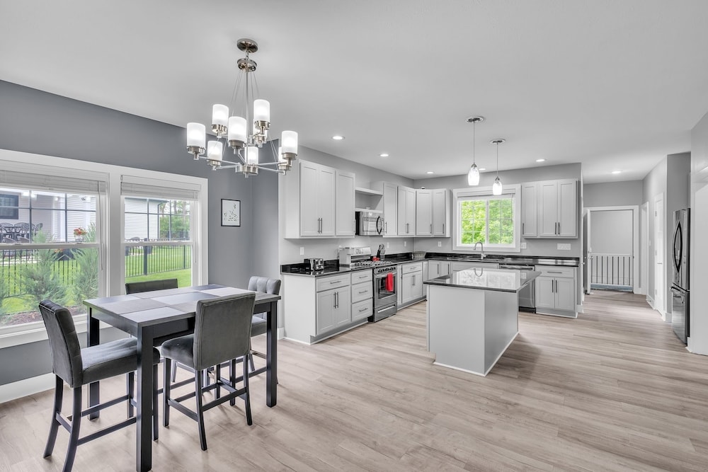 Pet-friendly Getaway With Golf & Private Patio Retreat 4 Bedroom Home