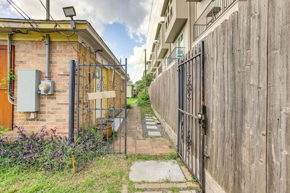 9 Mi to Downtown Houston: Cozy Cottage w/ Patio!