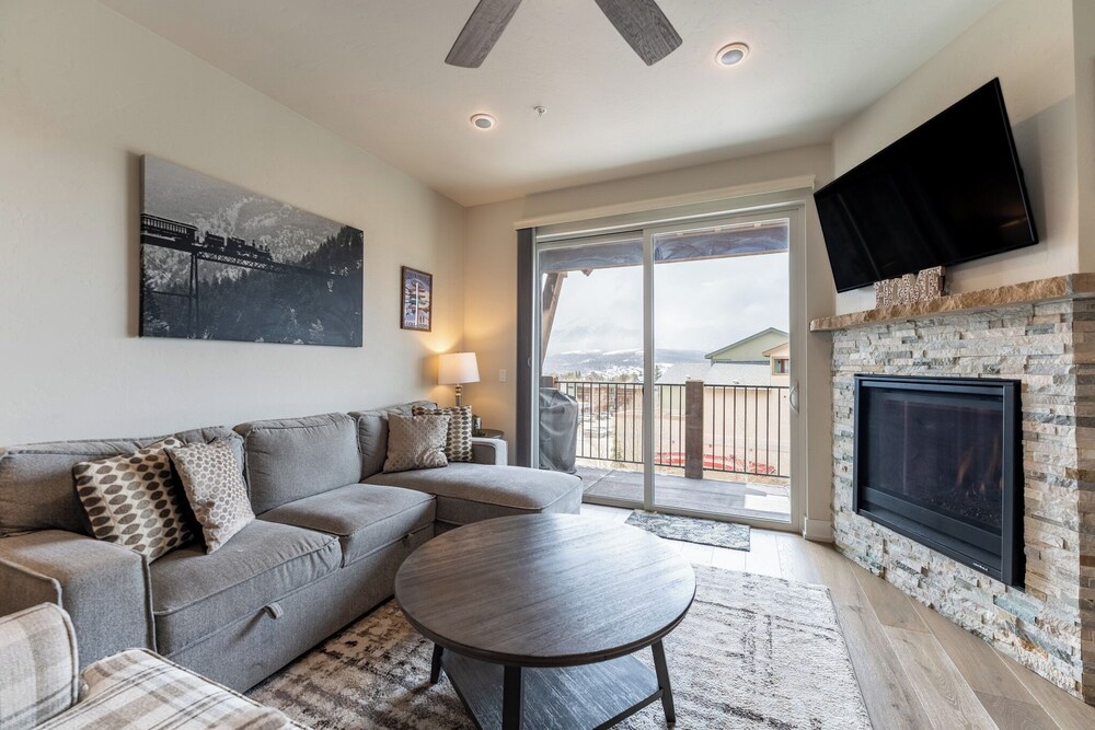 Sail Lofts #303