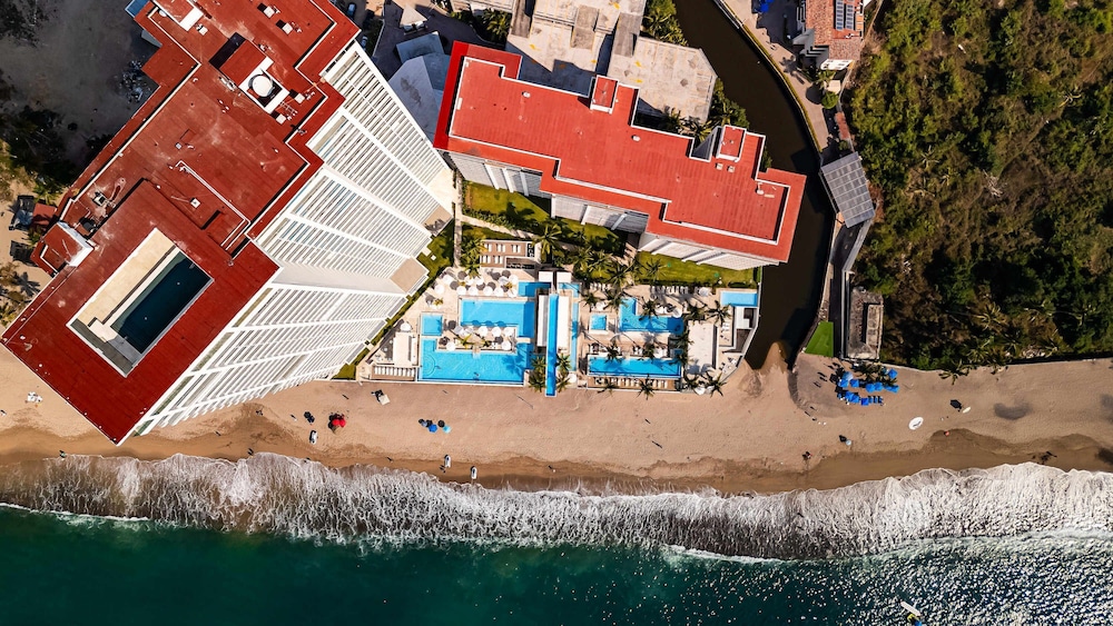 Beachfront Luxury 4BR Penthouse With Incredible Ocean Views
