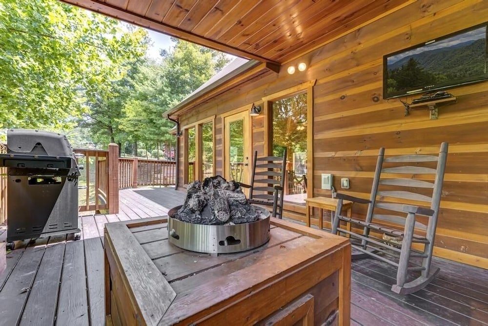 A Suite Mountain - 2 Bedrooms, 1 Baths, Sleeps 6 Cabin by RedAwning