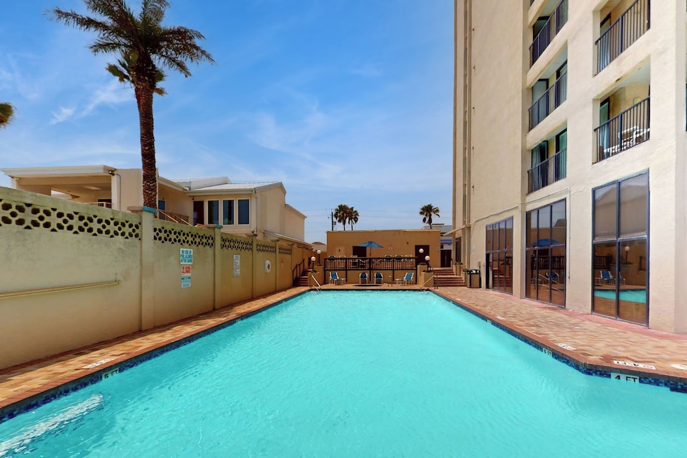 3BR Gulf View Pentouse w/ Pool - Steps to Shore