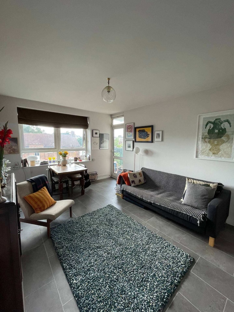 Contemporary 1BD Flat W/balcony - Stoke Newington!