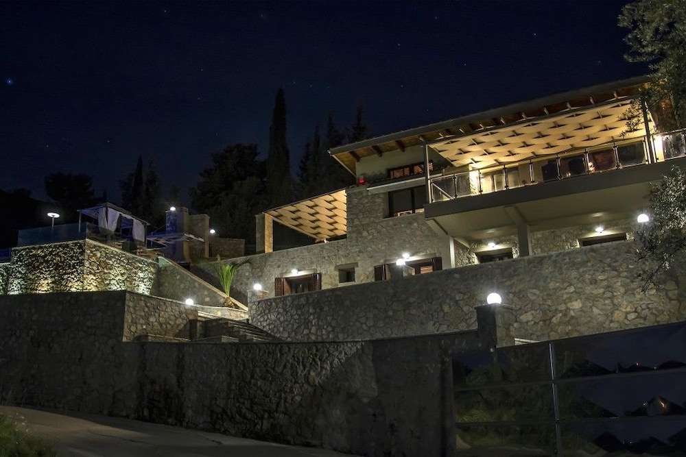 Luxurious Villa Kastro