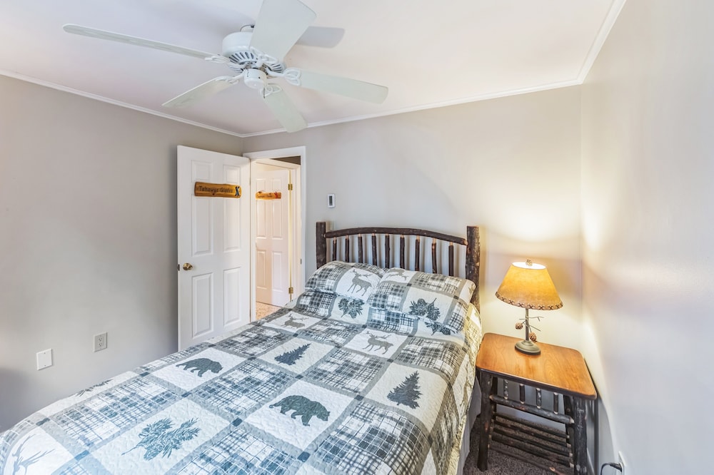 Freebern 18B - Renovated one-of-a-kind with Adirondack style 3 Bedroom Townhouse by The Summit at Gore Mountain