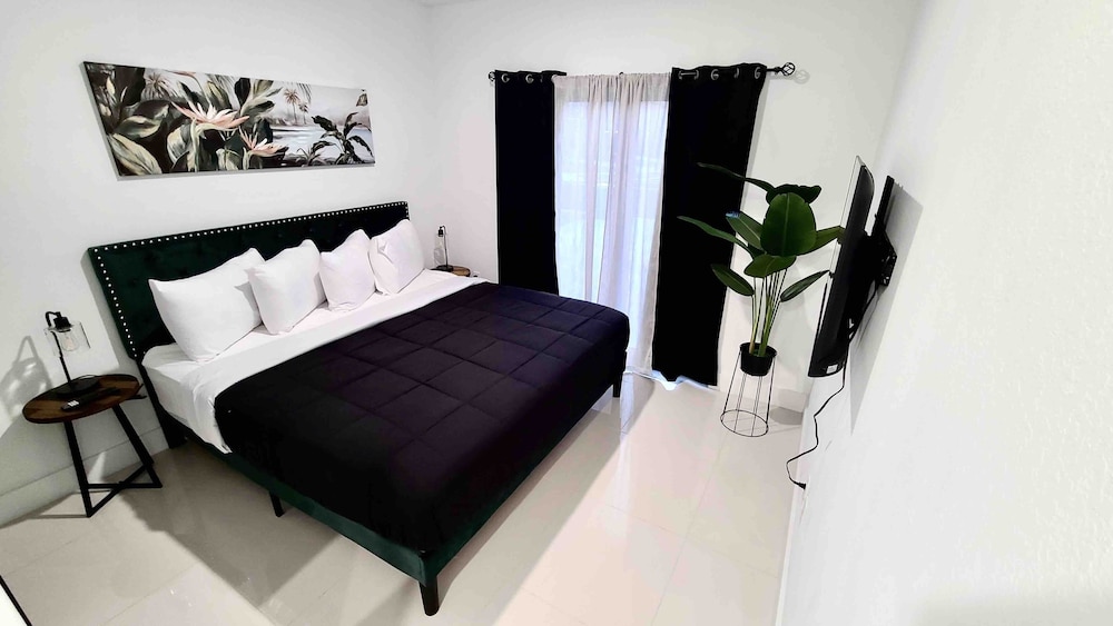 Green Luxurious 5BD Jungle House by FL Keys MIA view 4