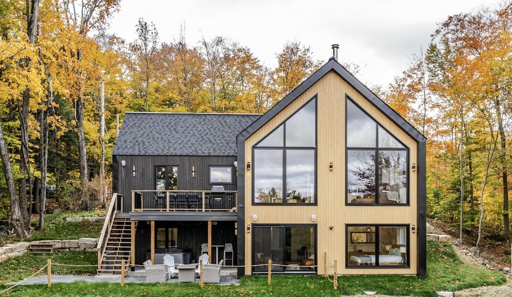 Valhalla - Scandinavian Style Chalet Directly on the Lake With Upscale Amenities and Private hot tub