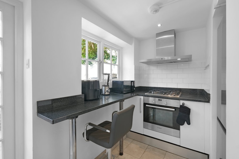 Luxury 3BR 2BA with Hot Tub and Garden