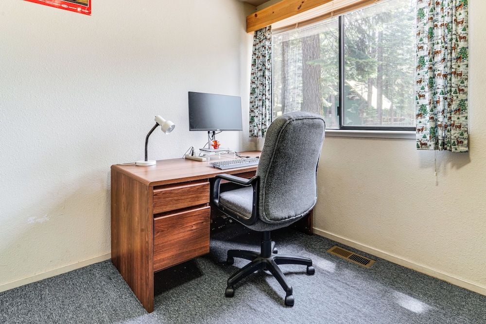 6 Mi to Downieville Downhill: Cabin w/ Mtn Views