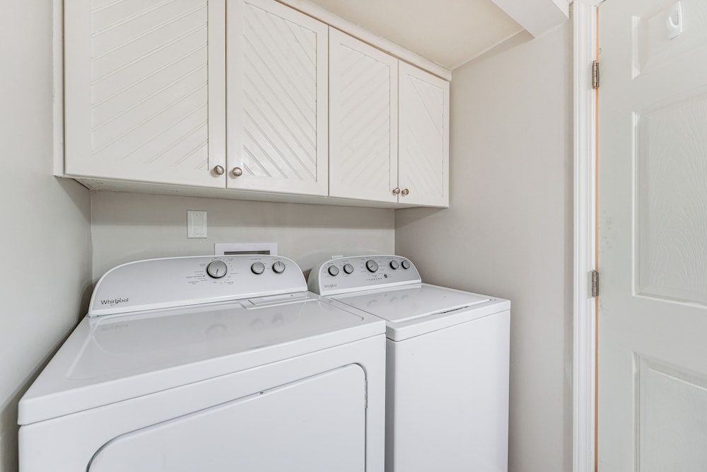 < 2 Mi to Dtwn Alpharetta: Home w/ Screened Porch!