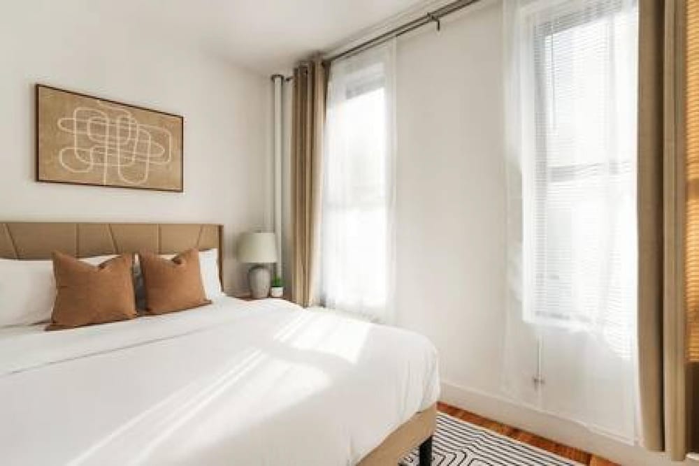 444-2e Modern 2BR Hell s Kitchen