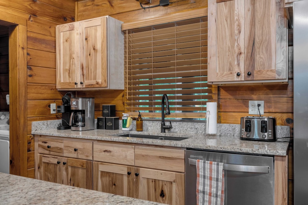 2 Cabins Game Room, Enclosed Porch, Hottub, Views Dudley I & II by Avantstay