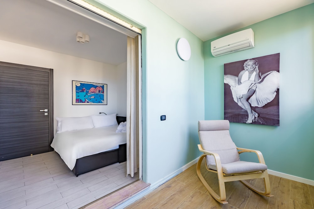 Casa Kenzo With Parking by Napoliapartments