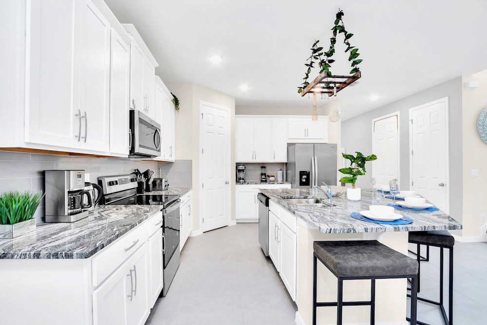 Upstay - 20-guest Home w Hot Tub-pool-bbq-arcade view 2