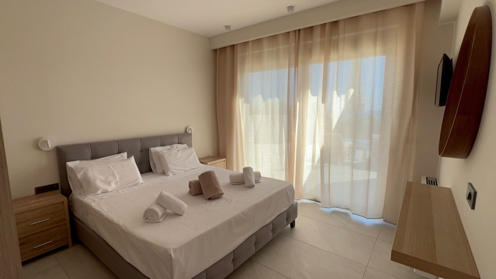 Luxurious Villa Retreat in Lourdata