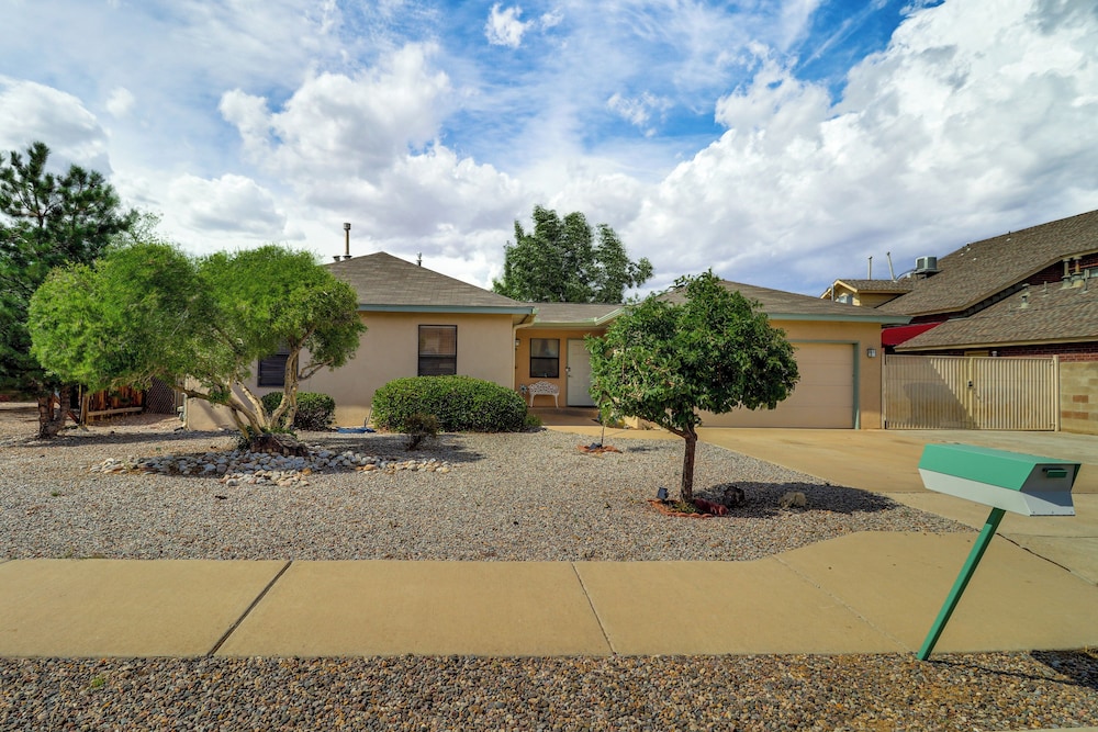 Outdoor Bar & Large Pool: Retro ABQ Retreat!