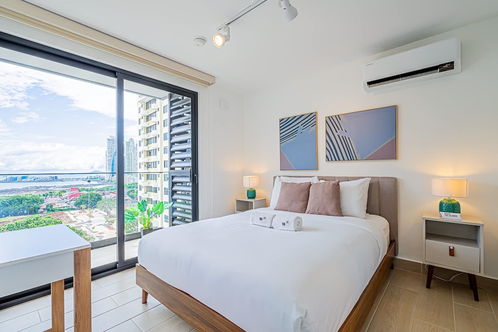 w Majestic 1BR w Stunning Balcony View