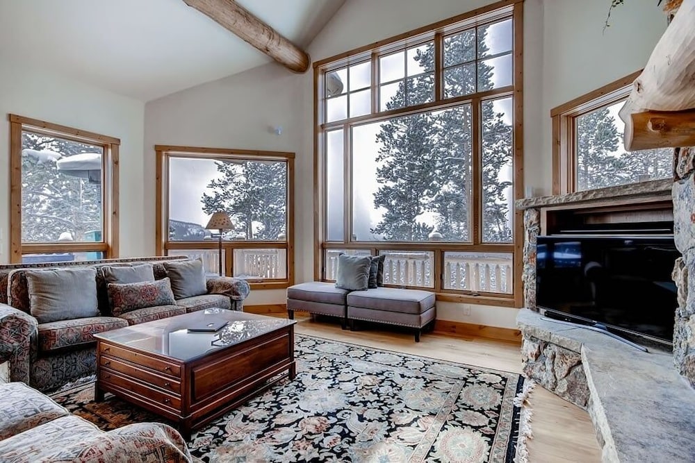 Dunkin Hill Lodge 5 Bedroom Home by RedAwning