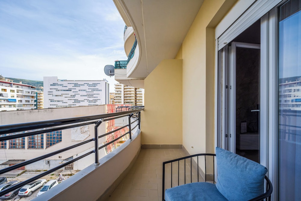 Kondo Stays - City Center Apartments