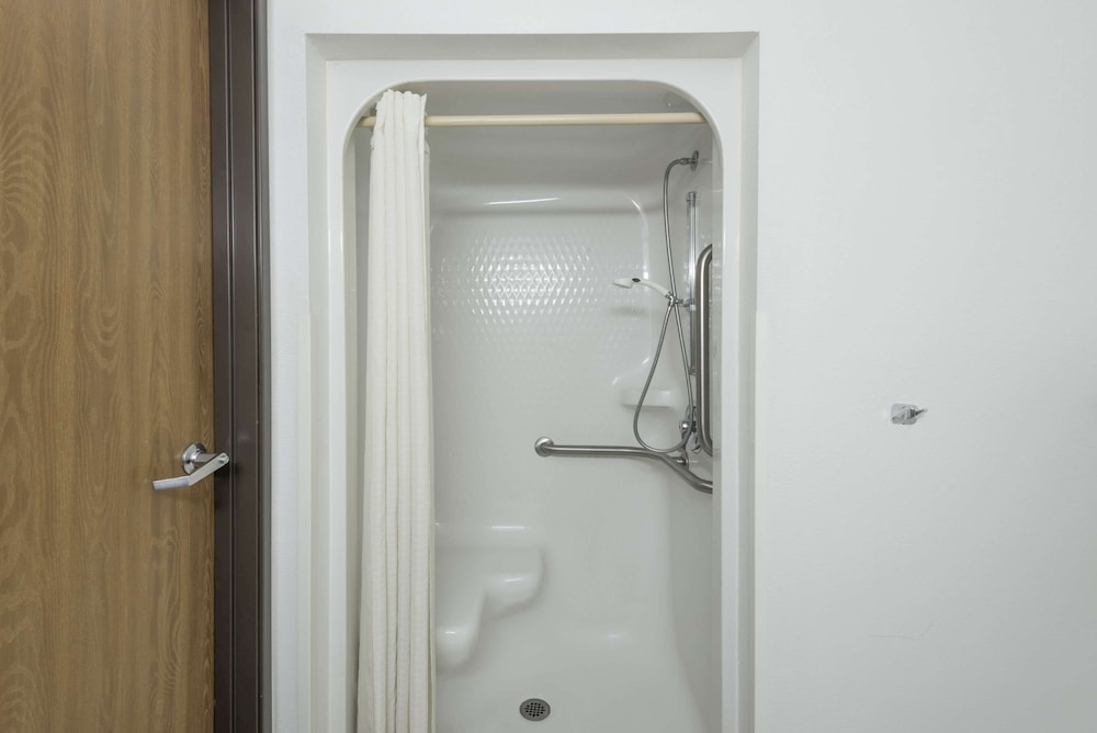 Super 8 by Wyndham Coshocton Roscoe Village
