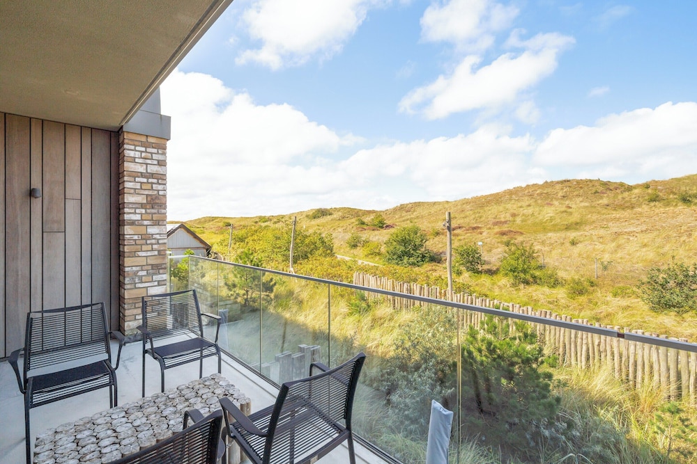 Apartment With a Balcony and Dune Views