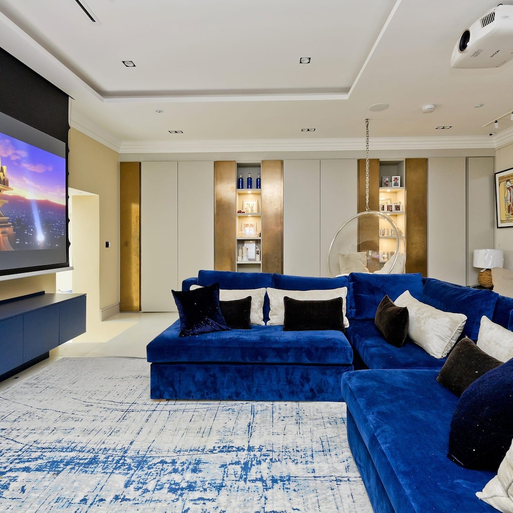 Astounding 7bed Notting Hill Family Home w Private Garden Games Room Parking