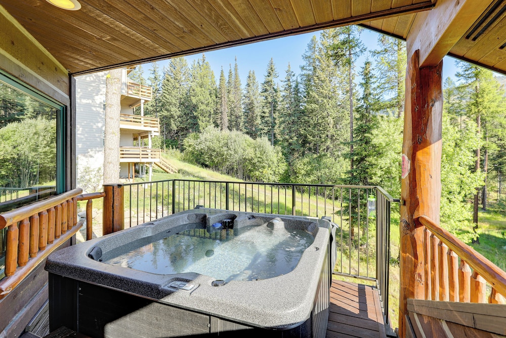 Ski-in/out, Hot Tub: Spacious Retreat in Whitefish