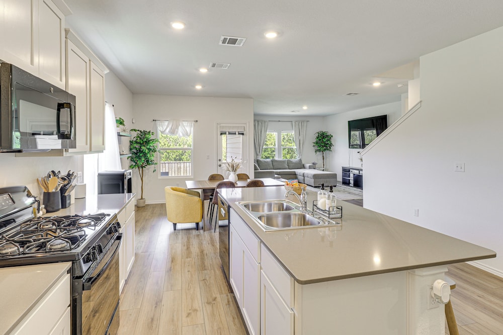 6 Mi to Mckinney Falls: Spacious Home w/ Game Room