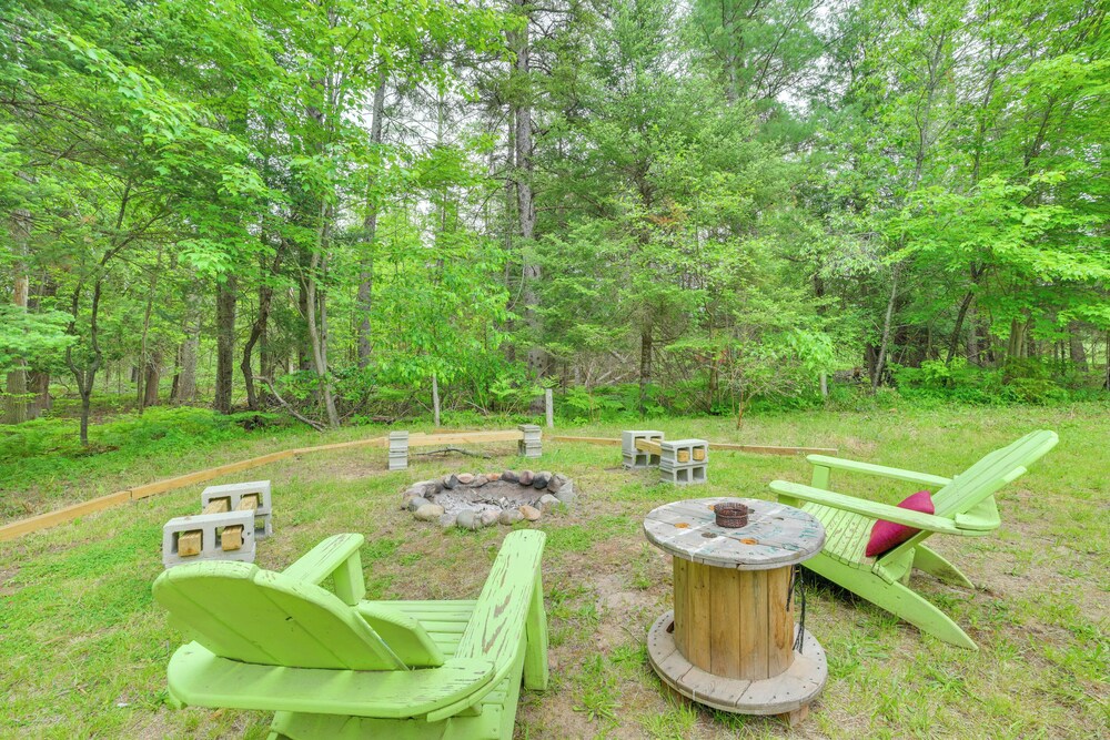 Updated Cabin w/ 2 Suites, Fire Pit & Forest Views