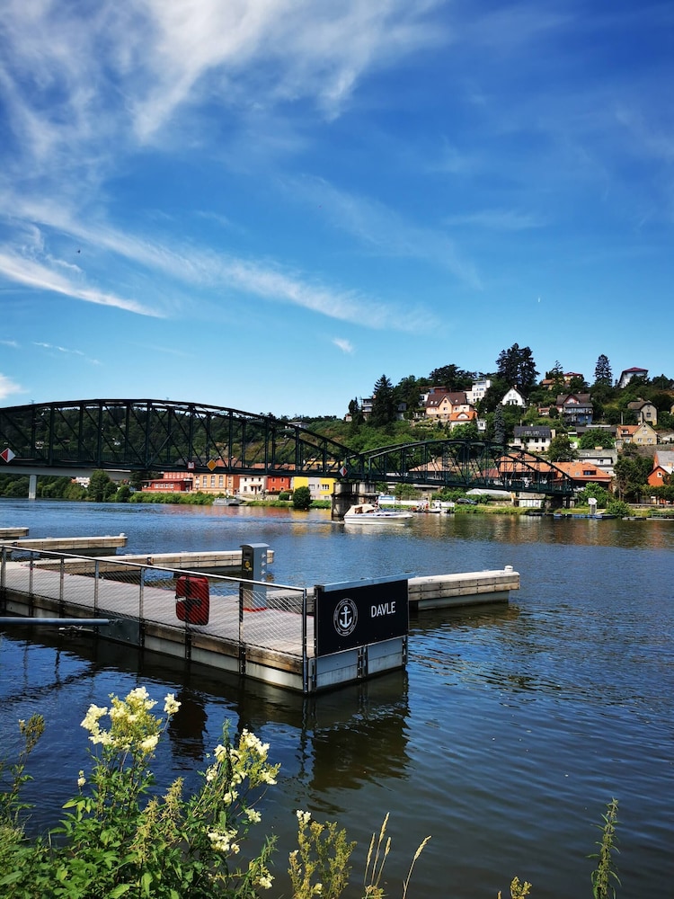 Sunny Wooden House on Creek, 30 Minutes Prague
