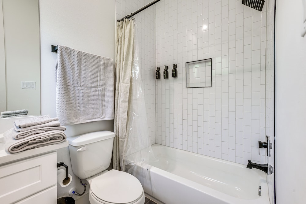 Townhome 2 Mi to Hermann Park, Zoo & Museums!