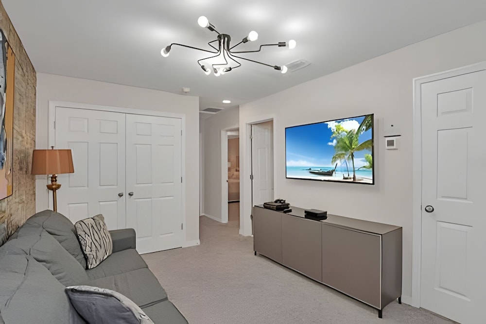 Luxury 5-bed Home With Private Splash Pool
